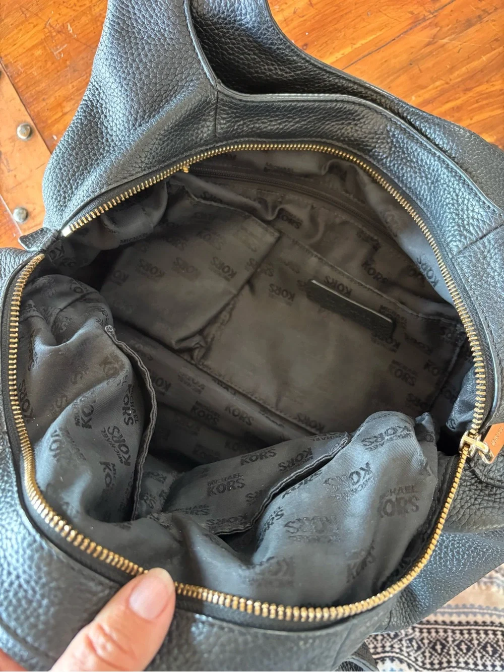 MICHAEL KORS Hobo Shoulder Bag, Pebbled Black Leather, Gold Tone Hardware EUC